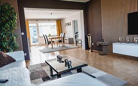 ME Homes - große moderne Designer-Wohnung für Urlaub und Business - mit Küche, Büro, Balkon und 2 Parkplätzen